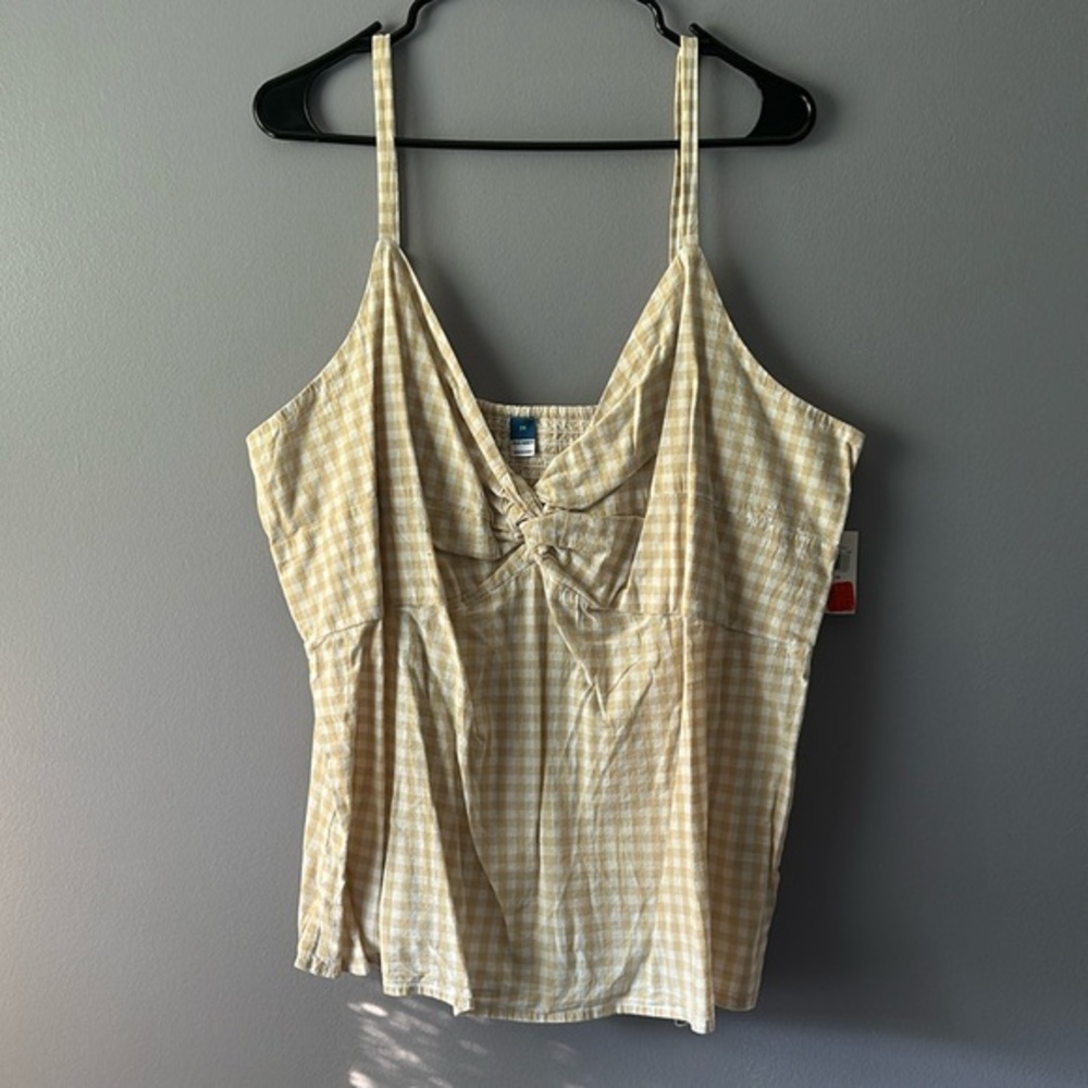 Checkered top with cross front and stretchy back. Adjustable spaghetti straps.
